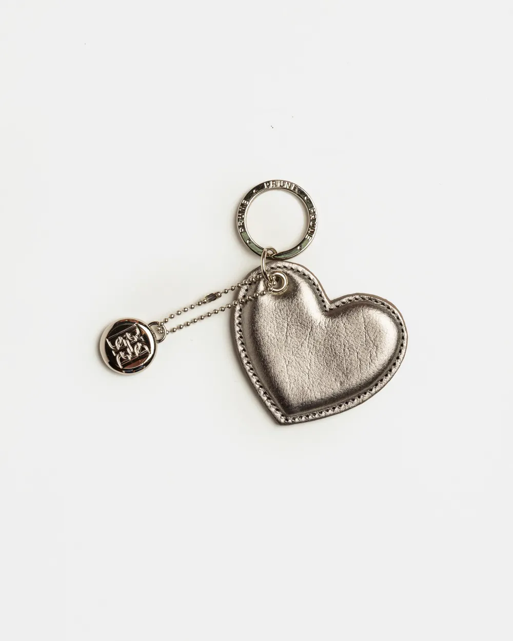 Llavero Charm Heart en cuero graneado metalizado