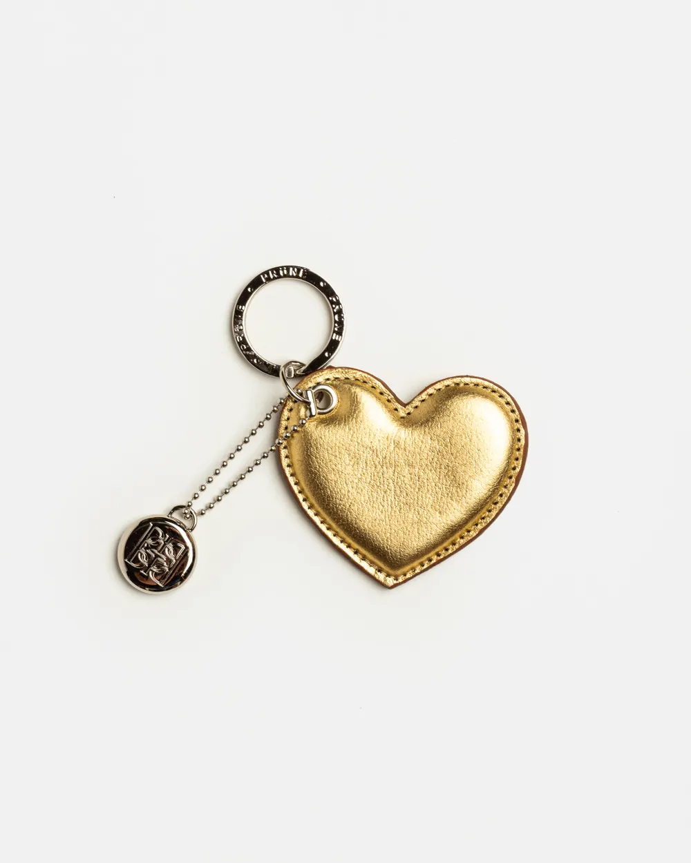 Llavero Charm Heart en cuero graneado metalizado