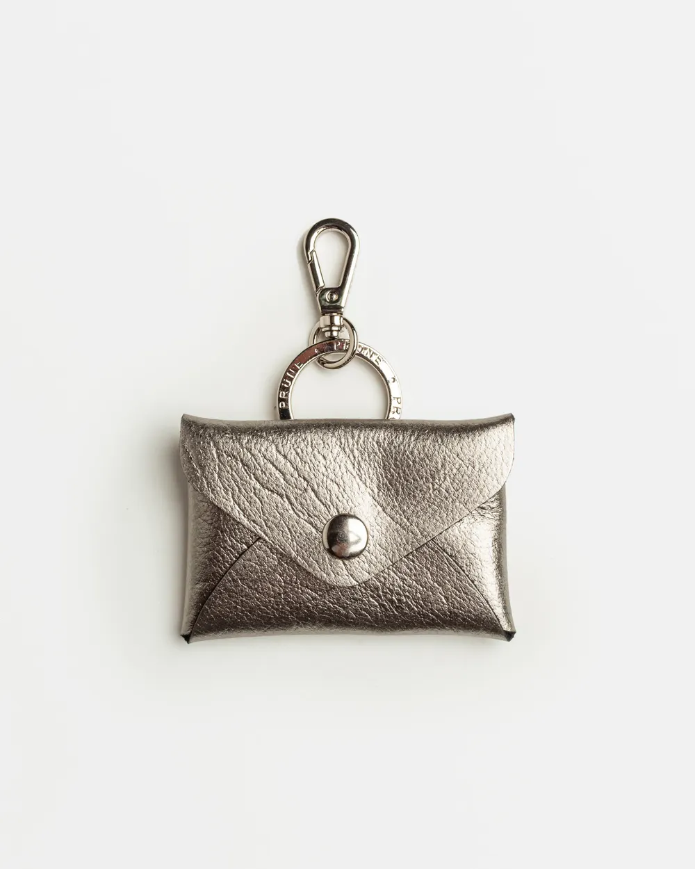 Llavero Charm Mila en cuero graneado metalizado